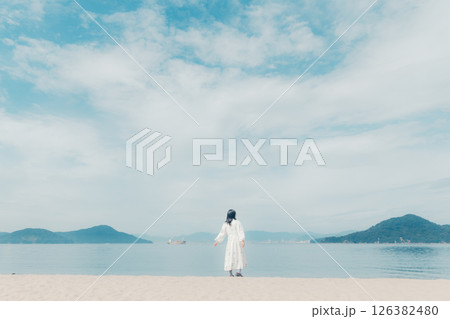 青空と海に囲まれた、透明感あふれる女性ポートレート 青空と海に囲まれた、透明感あふれる女性ポートレート 126382480
