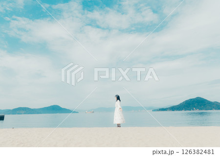 青空と海に囲まれた、透明感あふれる女性ポートレート 青空と海に囲まれた、透明感あふれる女性ポートレート 126382481