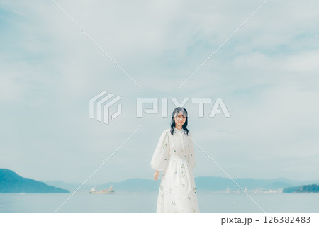 青空と海に囲まれた、透明感あふれる女性ポートレート 126382483