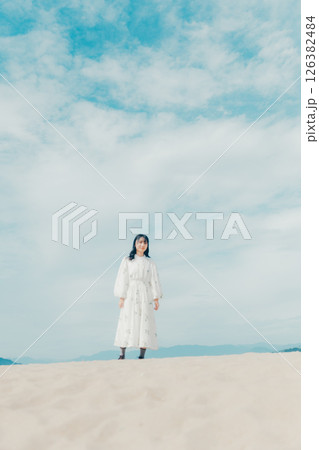 青空と海に囲まれた、透明感あふれる女性ポートレート 126382484