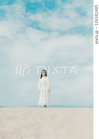 青空と海に囲まれた、透明感あふれる女性ポートレート 126382485