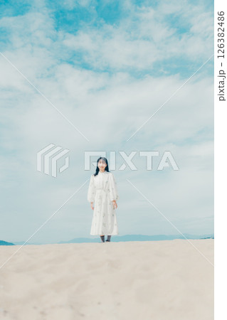 青空と海に囲まれた、透明感あふれる女性ポートレート 126382486