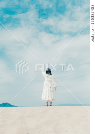 青空と海に囲まれた、透明感あふれる女性ポートレート 青空と海に囲まれた、透明感あふれる女性ポートレート 126382488