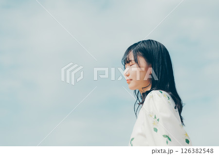 静かな海辺に佇む白い服の女性 126382548