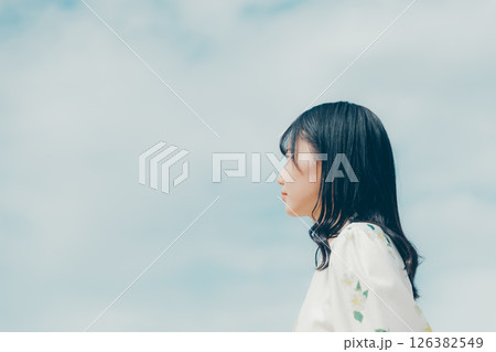 静かな海辺に佇む白い服の女性 静かな海辺に佇む白い服の女性 126382549