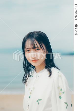 静かな海辺に佇む白い服の女性 静かな海辺に佇む白い服の女性 126382551