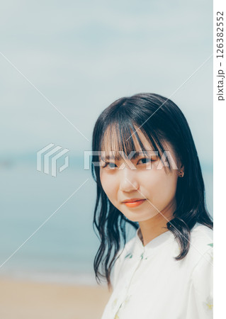 静かな海辺に佇む白い服の女性 静かな海辺に佇む白い服の女性 126382552