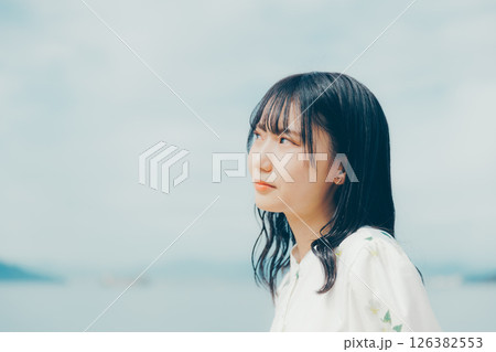 静かな海辺に佇む白い服の女性 静かな海辺に佇む白い服の女性 126382553