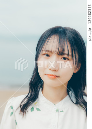 静かな海辺に佇む白い服の女性 静かな海辺に佇む白い服の女性 126382558