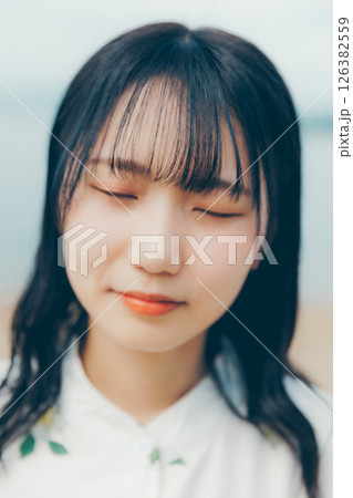 静かな海辺に佇む白い服の女性 静かな海辺に佇む白い服の女性 126382559