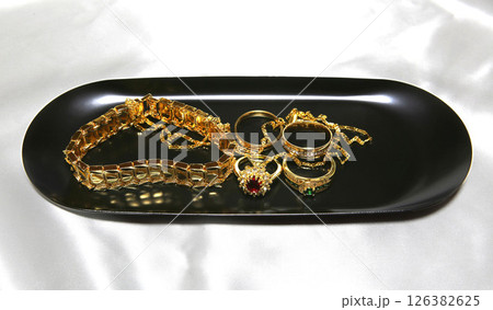 金　ジュエリー　宝石　買取　ビジネス 126382625