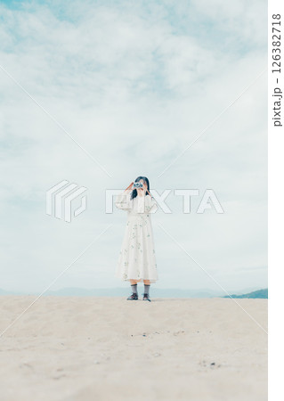 砂浜でフィルムカメラを構える少女 126382718
