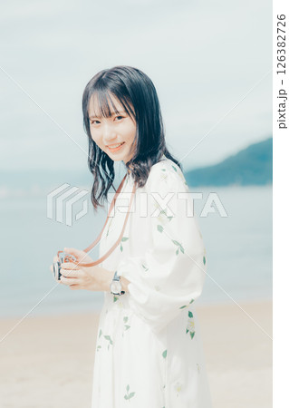 砂浜でフィルムカメラを構える少女 砂浜でフィルムカメラを構える少女 126382726