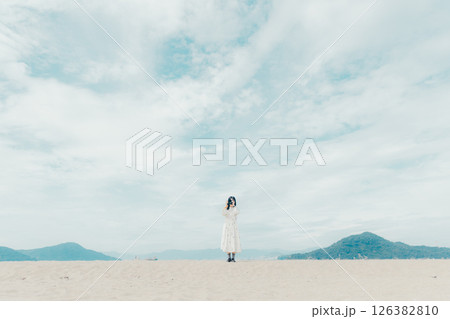 シャッターを切る瞬間、穏やかな風景と共に 126382810