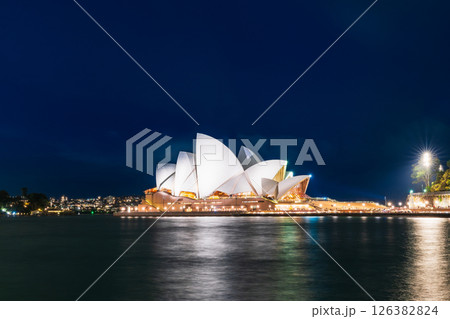 シドニー　ライトアップされたオペラハウス 126382824