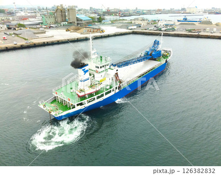 春の北海道函館市函館港を出港する貨物船の風景を空撮 春の北海道函館市函館港を出港する貨物船の風景を空撮 126382832