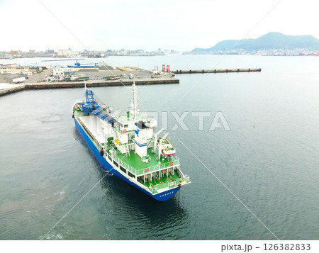 春の北海道函館市函館港を出港する貨物船の風景を空撮 126382833