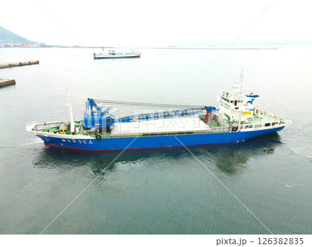 春の北海道函館市函館港を出港する貨物船の風景を空撮 126382835
