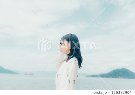 海辺に立つナチュラルな装いの若い女性 126382904