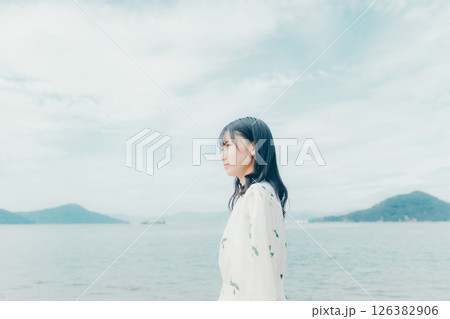 海辺に立つナチュラルな装いの若い女性 海辺に立つナチュラルな装いの若い女性 126382906
