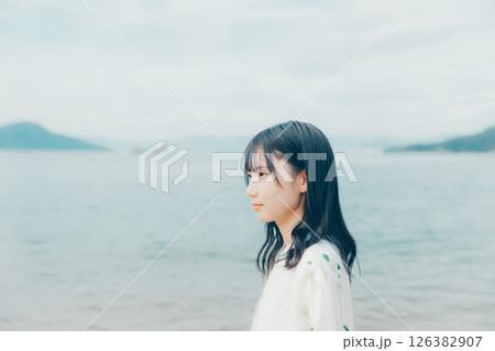 海辺に立つナチュラルな装いの若い女性 海辺に立つナチュラルな装いの若い女性 126382907