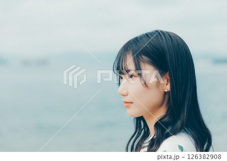 海辺に立つナチュラルな装いの若い女性 126382908