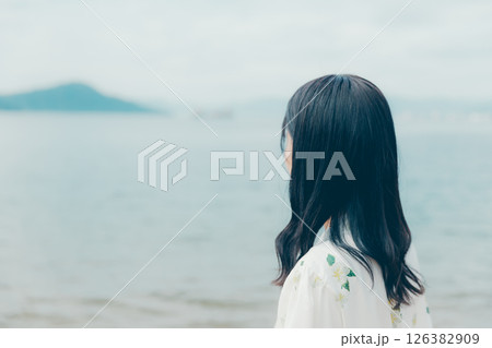 海辺に立つナチュラルな装いの若い女性 126382909