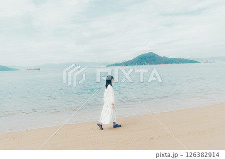 海辺に立つナチュラルな装いの若い女性 海辺に立つナチュラルな装いの若い女性 126382914