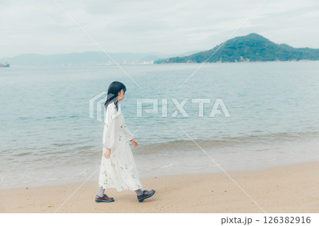 海辺に立つナチュラルな装いの若い女性 海辺に立つナチュラルな装いの若い女性 126382916