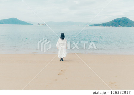 海辺に立つナチュラルな装いの若い女性 海辺に立つナチュラルな装いの若い女性 126382917