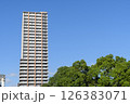 青空に映えるマンション 126383071