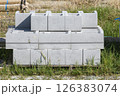 住宅開発地の空地に置かれた建築資材 126383074