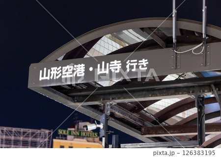 ライトアップされたバスの行き先表示 126383195