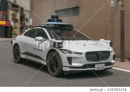 東京都内の自動走行実証実験中 126383236