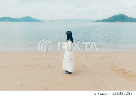 穏やかな表情で電話する20代女性のライフスタイル 126383255