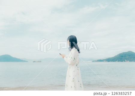 穏やかな表情で電話する20代女性のライフスタイル 126383257