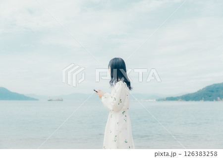 穏やかな表情で電話する20代女性のライフスタイル 126383258