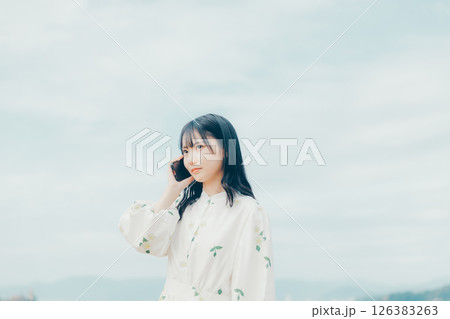 穏やかな表情で電話する20代女性のライフスタイル 126383263