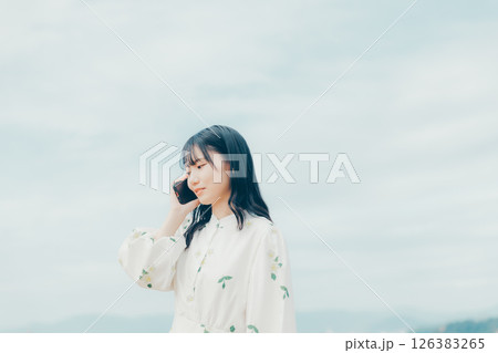 穏やかな表情で電話する20代女性のライフスタイル 126383265