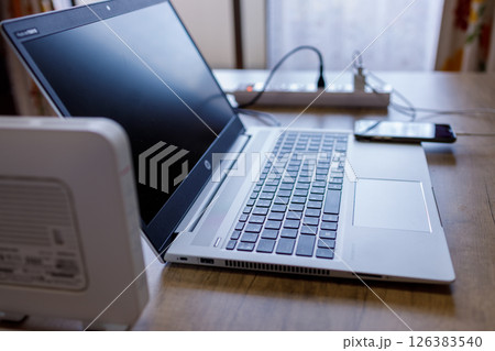 高速通信ルーターで快適な在宅ワーク 126383540