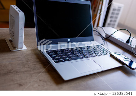 高速通信ルーターで快適な在宅ワーク 126383541