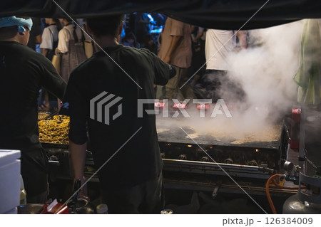 夏祭りの露店 126384009