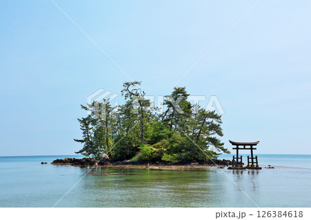 石川県　能登半島　青空の恋路海岸からの弁天島 126384618