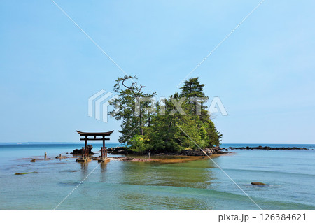 石川県 能登半島 青空の恋路海岸からの弁天島 石川県 能登半島 青空の恋路海岸からの弁天島 126384621