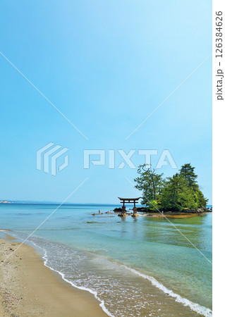 石川県　能登半島　青空の恋路海岸からの弁天島 126384626