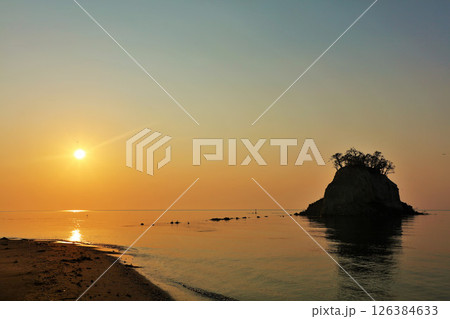 石川県　能登半島　夜明けの見附島 126384633