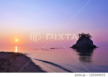 石川県 能登半島 夜明けの見附島 石川県 能登半島 夜明けの見附島 126384635