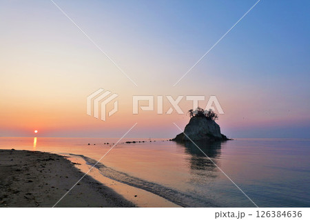 石川県 能登半島 夜明けの見附島 石川県 能登半島 夜明けの見附島 126384636
