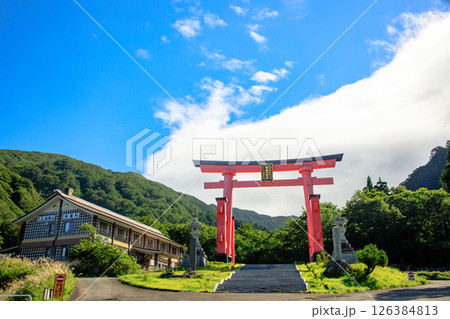 山形　出羽三山　湯殿山神社　大鳥居 126384813