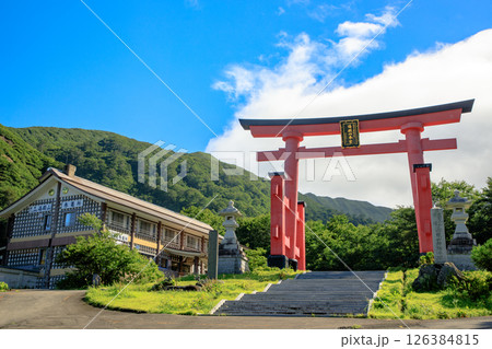 山形　出羽三山　湯殿山神社　大鳥居 126384815